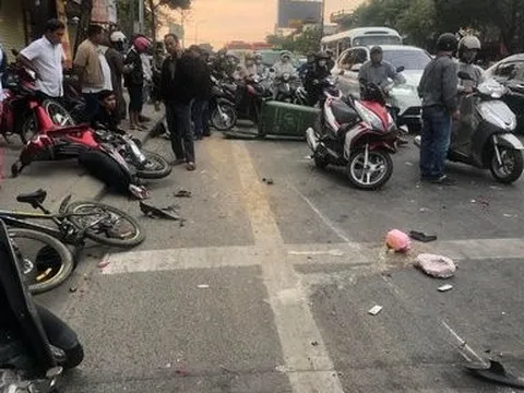 Huế: Va chạm giữa ô tô với nhiều xe máy, 5 người bị thương