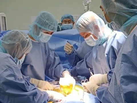 Phối hợp phẫu thuật cứu bệnh nhân bị chiếc kéo đâm xuyên cổ