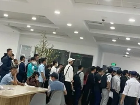 Hà Nội tái diễn cảnh xếp hàng cấp đổi giấy phép lái xe