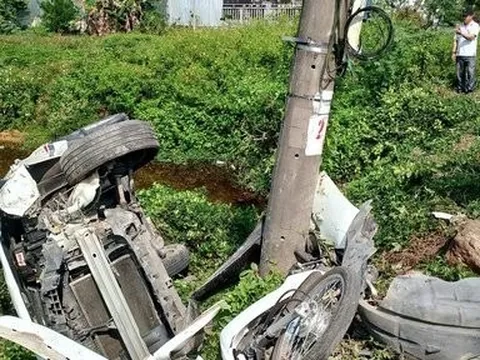 Huế: Va chạm giữa ô tô với xe máy, nam thanh niên nhập viện