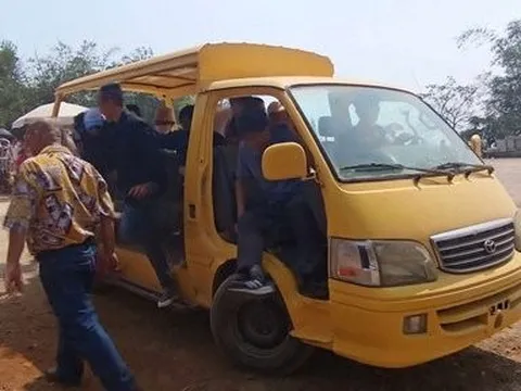 CSGT xử lý xe nhồi nhét, hoán cải chở khách leo núi chiêm bái