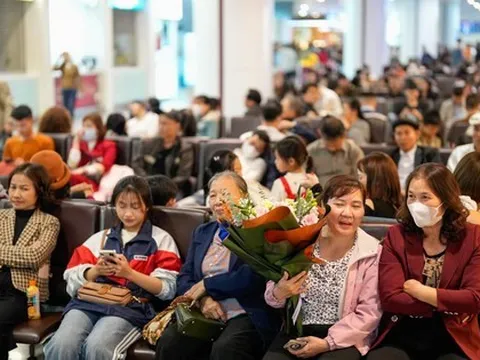 Khách đi máy bay tăng mạnh bất chấp giá vé cao ngất ngưởng