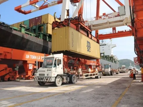 Doanh nghiệp xuất nhập khẩu gặp 'bão phí' ở đường biển