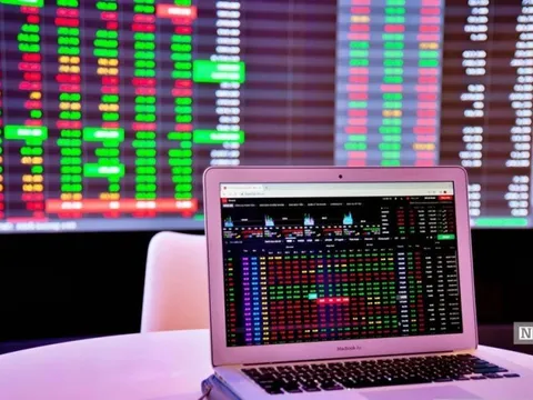 VN-Index tăng 100 điểm, lãnh đạo các doanh nghiệp đua nhau "chốt lời"