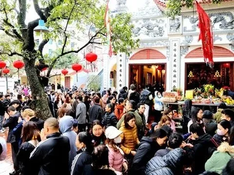 Người dân đội mưa đến phủ Tây Hồ lễ rằm tháng Giêng