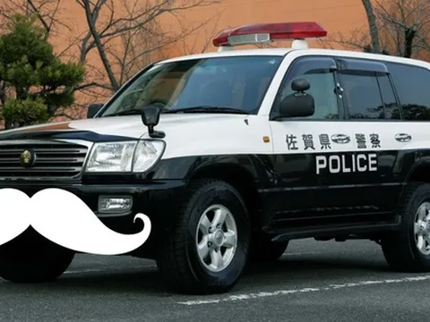 Toyota Land Cruiser bền thế này bảo sao cảnh sát thích: Chạy nhiệm vụ hàng chục năm vẫn tốt, hãng làm hẳn video riêng để tuyên dương