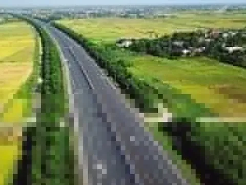 Bộ Chính trị: Ưu tiên nguồn lực đầu tư hoàn thành đường bộ cao tốc Bắc - Nam phía Đông