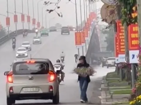Clip “chị đẹp” đi tô tô bê hoa trang trí Tết trên vỉa hè ở Thanh Hóa