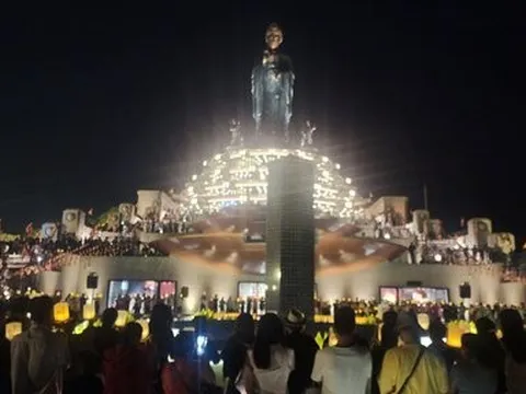 Tây Ninh: Hàng trăm ngàn hoa đăng được thắp sáng tại đại lễ dâng đăng