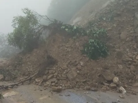 Sạt lở trên QL8A, đường lên Cửa khẩu Cầu Treo tiếp tục bị tê liệt