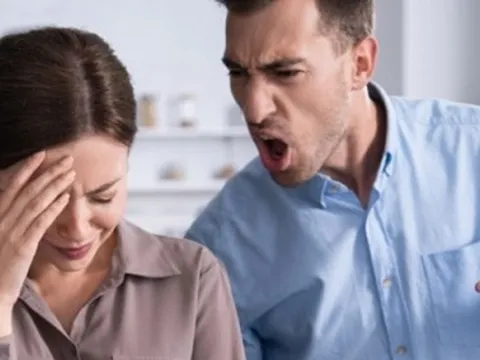 Đi làm quần quật "gánh vác gia đình", người đàn ông kinh ngạc khi vợ ở nhà kêu than không chịu nổi gánh nặng, ai mới là người thiệt thòi?