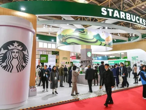 Thế lực nhỏ âm thầm đè bẹp Starbucks tại Trung Quốc: Giá rẻ hơn tới 30%, mỗi năm lại tăng thêm hàng nghìn cửa hàng, chủ yếu bán mang đi và không dùng tiền mặt