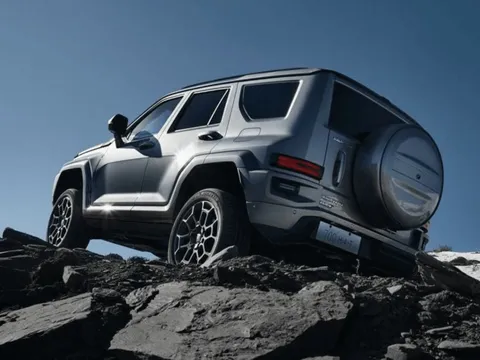 Mẫu SUV off-road giá rẻ của Trung Quốc chính thức mở bán: thiết kế hầm hố, nội thất sang trọng, tiêu thụ chỉ 2,97 lít/100km thách thức Toyota Land Cruiser
