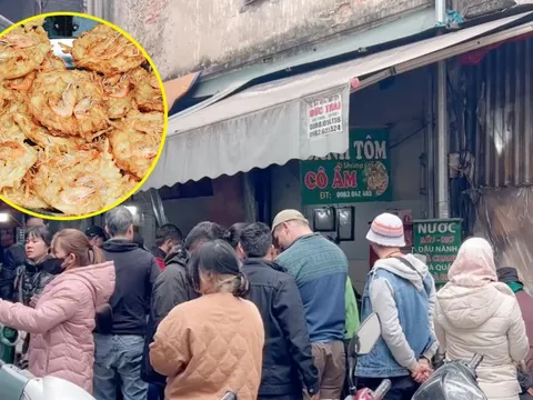 Cảnh tượng khách nước ngoài xếp hàng chờ ăn bánh tôm ở một khu chợ tại Hà Nội khiến nhiều người bất ngờ
