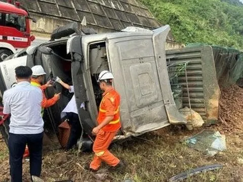 Ô tô tải lật trên cao tốc La Sơn - Túy Loan, tài xế tử vong