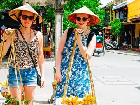 Gần 2 triệu khách quốc tế đến Việt Nam trong tháng Tết