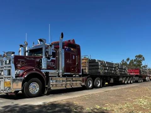 Ống thép Hòa Phát lần đầu tiên vào chuỗi bán lẻ của Nhật Bản, người dân mua về làm giàn giáo trồng cây, kệ chứa gỗ...