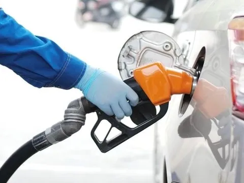 Giá xăng tăng trở lại, RON 95 sát mốc 24.000 đồng/lít