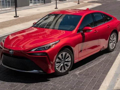 Toyota "điên cuồng" cắt giá một mẫu xe sang: Tặng khách hàng gần 1 tỷ đồng, giá chỉ ngang Corolla