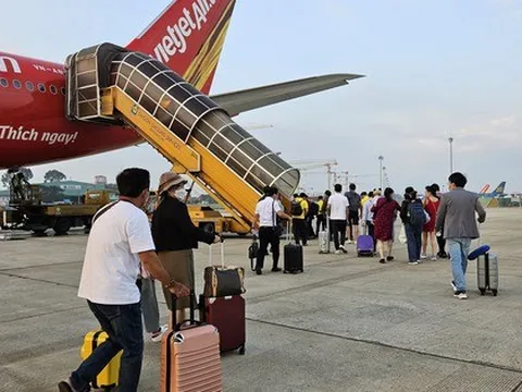 Tăng trần giá vé máy bay gây tác động ra sao?