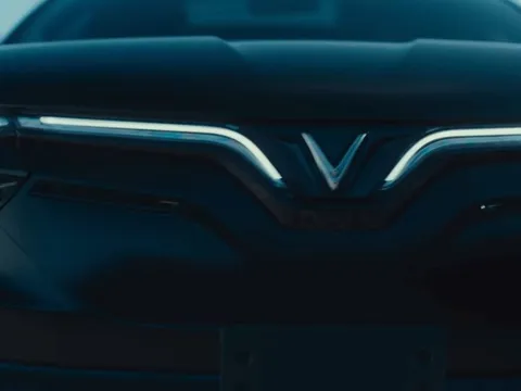 VinFast VF 8 xuất hiện cực ngầu trong MV ca nhạc của 'ông hoàng tỷ view' J Balvin, được hộ tống bằng 2 chiếc Mercedes G63