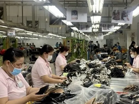 Nhiều nhà máy ở TP.HCM tất bật đơn hàng, công nhân vui mừng tăng ca