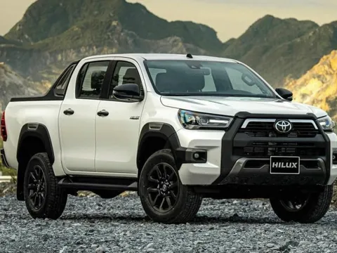 Toyota báo giá dự kiến 3 bản Hilux: Cao nhất 999 triệu, bán từ tháng 5, trở lại đấu Ranger và Triton