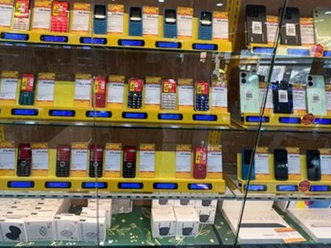 Điện thoại "cục gạch" đời mới bán chạy