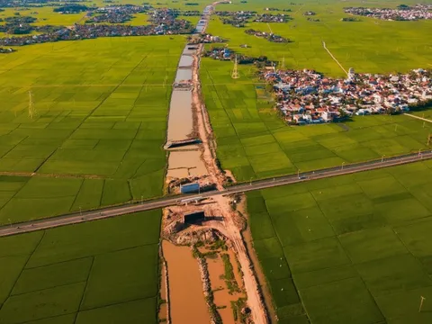 Cao tốc gần 11.000 tỷ có cả hầm xuyên núi, cầu vượt sông dần lộ hình hài, đẹp như dải lụa giữa cánh đồng xanh