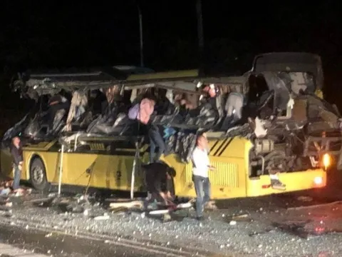 Hiện trường xe khách gặp nạn khiến 5 người chết