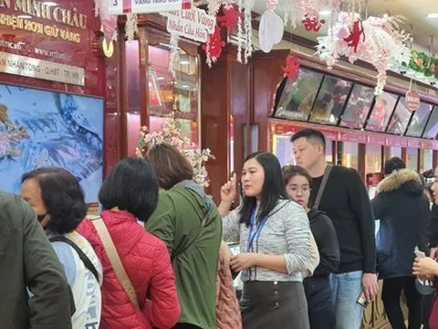 Giá tăng vù vù, dân đổ xô mua bán, nhà vàng phải phát phiếu