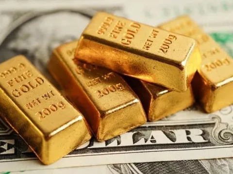 Giá vàng lập kỷ lục cao chưa từng có, tiến sát 2.200 USD/oz