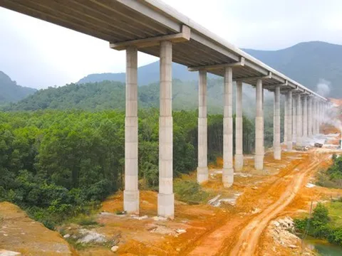 Hình hài những cây cầu xuyên rừng, vượt núi trên cao tốc Bắc - Nam