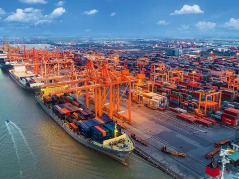 Cảng biển lớn nhất Việt Nam lọt top 12 thế giới: Hai siêu tàu cực lớn đã cập bến thành công