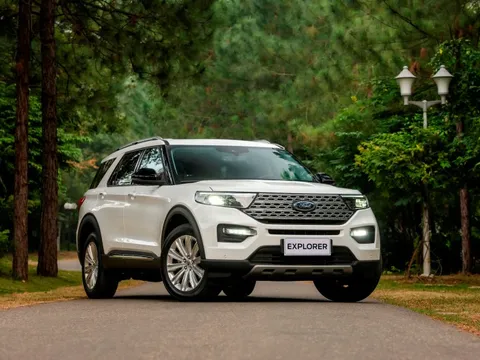 Hết thời bán 'bia kèm lạc', Ford Explorer âm thầm giảm giá khủng gần 500 triệu đồng