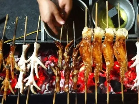 Quán chân gà nổi tiếng Hà Nội bị khách tố "lươn khươn" tiền ship, dân mạng tranh cãi: "Chỉ khổ shipper, 5 nghìn có đáng mấy mà phải bóc phốt?"