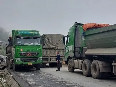 Xử lý ùn tắc phương tiện tại cửa khẩu quốc tế Nậm Cắn