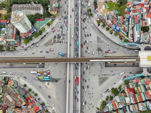 Đường cao tốc quá tải gấp 8 lần thiết kế; cứ 2,6 km lại có nút giao