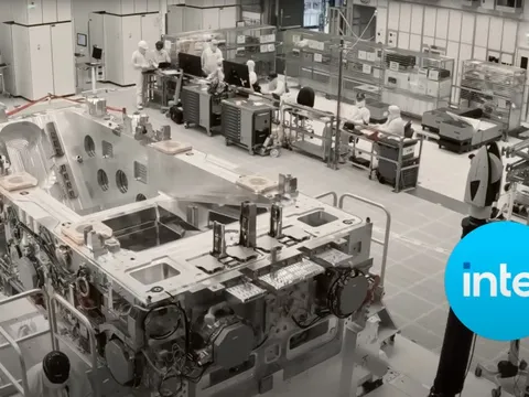 Intel tung video 'mở hộp' siêu máy sản xuất chip độc nhất thế giới: Trị giá 380 triệu USD, nặng ngang 2 chiếc máy bay, cần 250 kỹ sư và 6 tháng mới lắp ráp xong