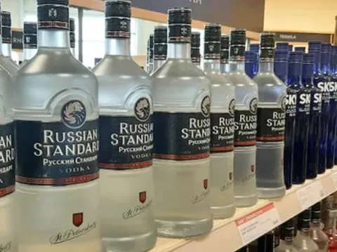Bán đấu giá 5 container rượu vodka ‘vô chủ’
