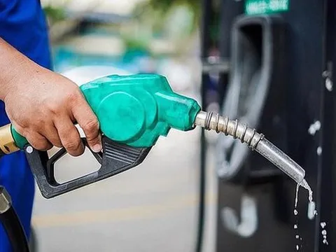 Giá xăng giảm gần 400 đồng/lít