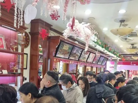 Giá vàng sốt xình xịch, nhiều nơi ‘cháy’ hàng, khách mua phải chờ gần tháng
