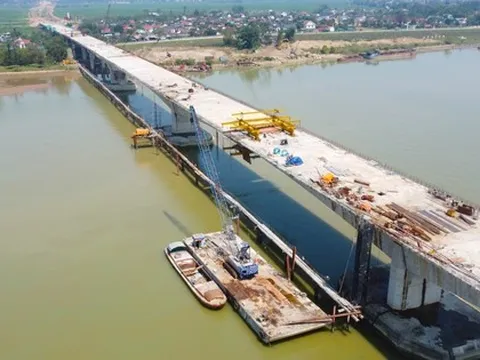Cầu vượt sông nối 2 tỉnh Nghệ An và Hà Tĩnh trước ngày hợp long