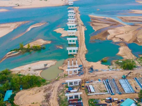 1.300 người miệt mài thi công hầm xuyên núi, cầu vượt sông trên tuyến cao tốc 10.700 tỷ ở Việt Nam