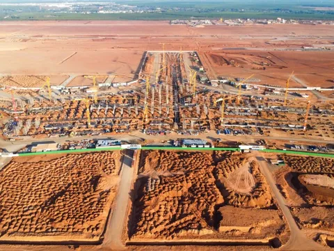 Toàn cảnh công trường xây dựng sân bay lớn nhất Việt Nam, 4.000 người làm việc ngày đêm, đường băng dự kiến vượt tiến độ