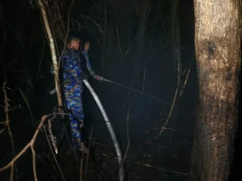 Cán bộ, chiến sĩ Vùng 5 Hải quân kịp thời chữa cháy giúp người dân