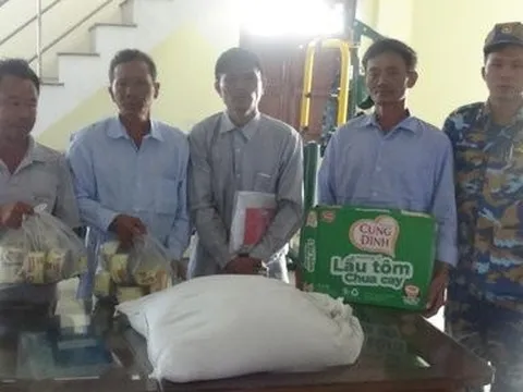 Đảo Đá Lát hỗ trợ 4 ngư dân trên tàu cá Ninh Thuận bị sóng đánh chìm