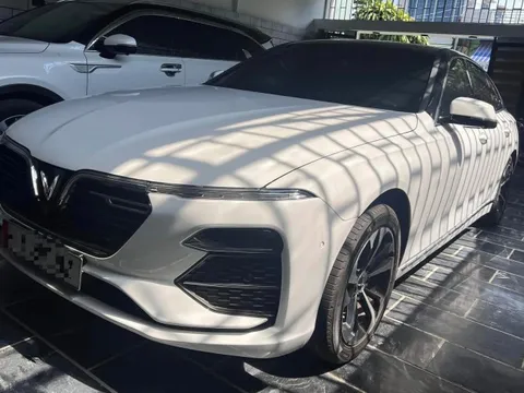 VinFast Lux A2.0 cũ đi 2 năm 1.700km "hiếm có trên thị trường", CĐM nhìn giá xong liền nói phũ phàng
