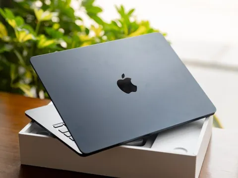 Ảnh thực tế MacBook Air M3: Thiết kế không đổi, chip Apple M3 mạnh hơn, giá chính hãng từ 27,99 triệu đồng