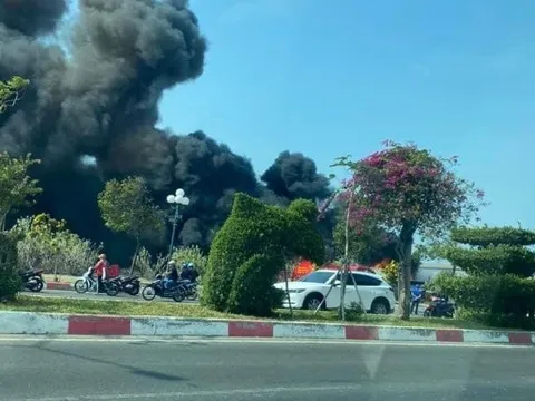 Cháy dữ dội bãi phế liệu bên đường ở Vũng Tàu, khói đen ngùn ngụt